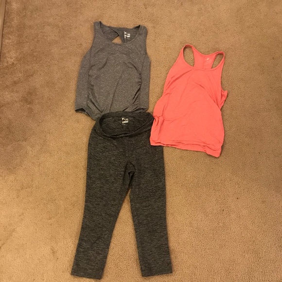 Old navy maternity workout clothes (lot of 3)